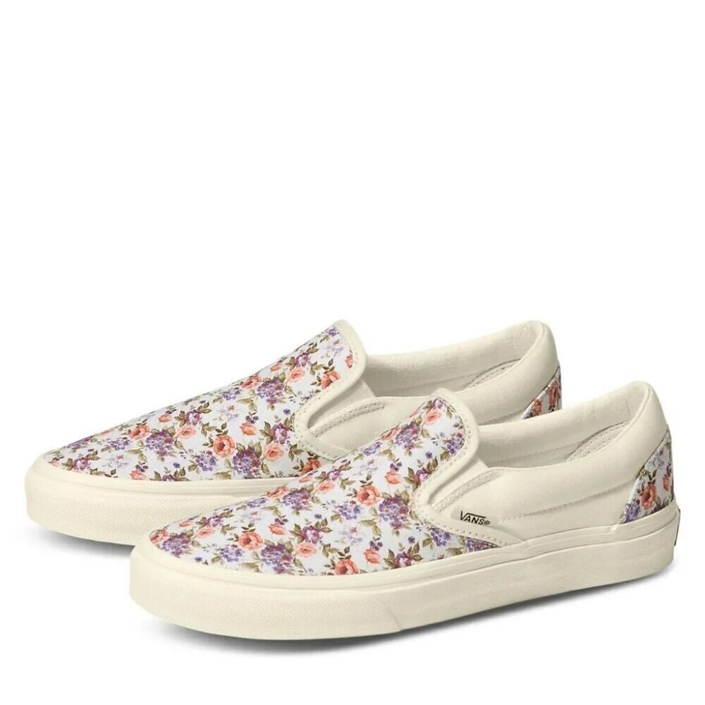 Vans Classic Slip-On Shoes In  Vintage Floral size 6